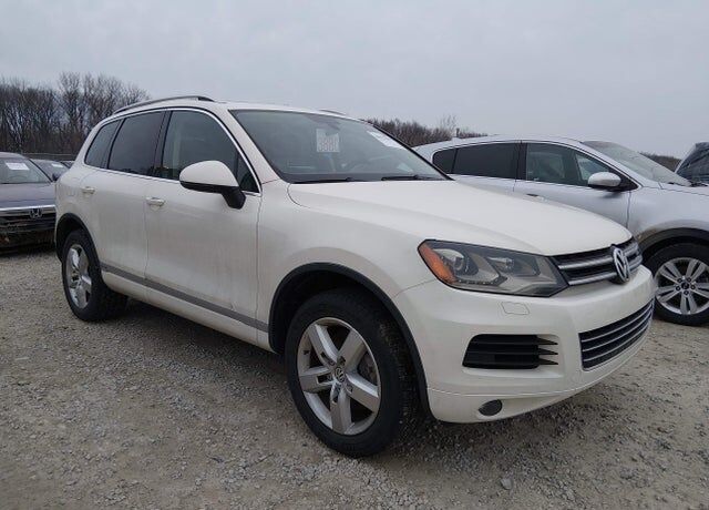 2011 VOLKSWAGEN Touareg