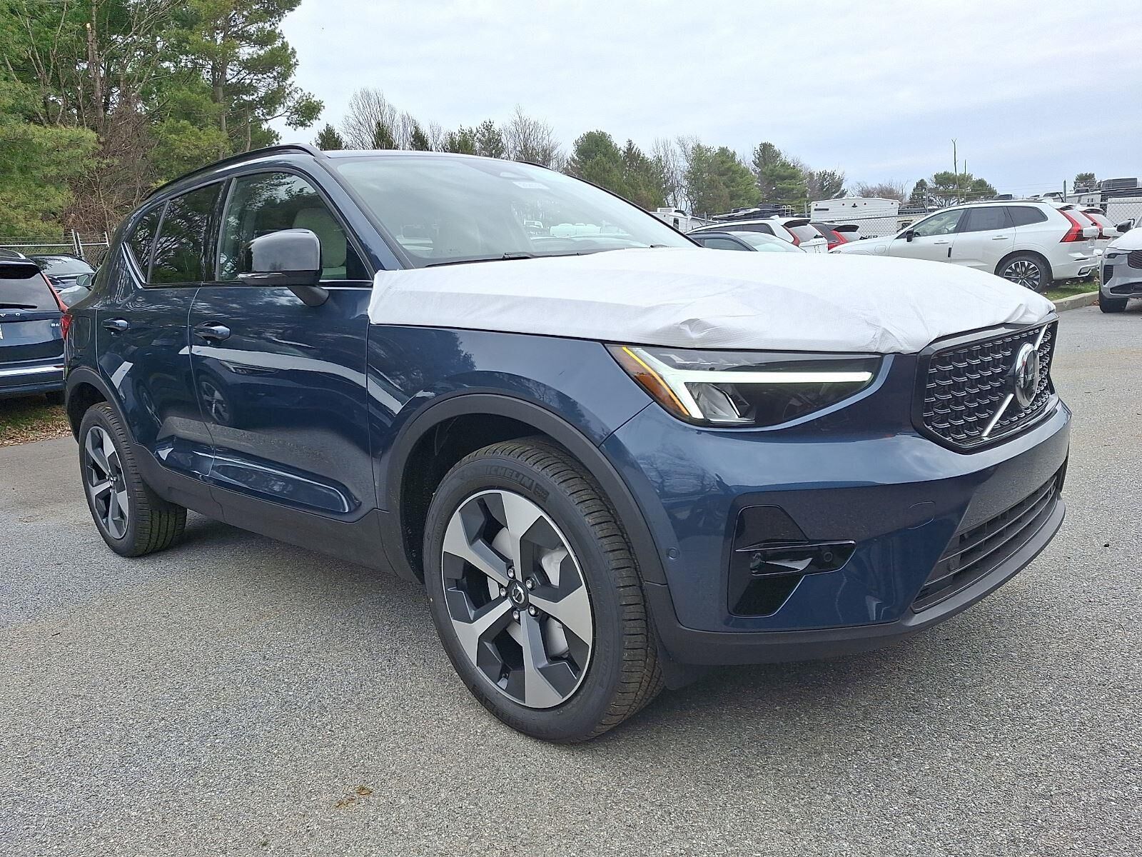 2026 VOLVO XC40