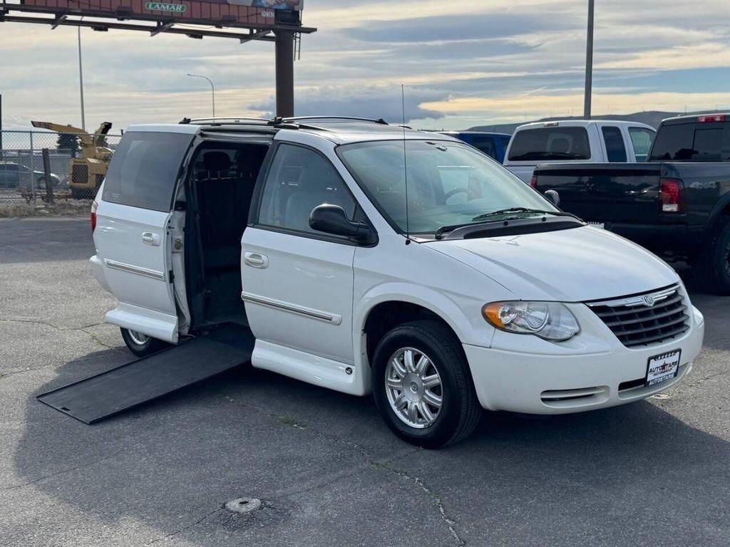 2005 CHRYSLER Town and Country