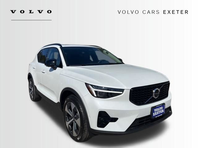 2026 VOLVO XC40