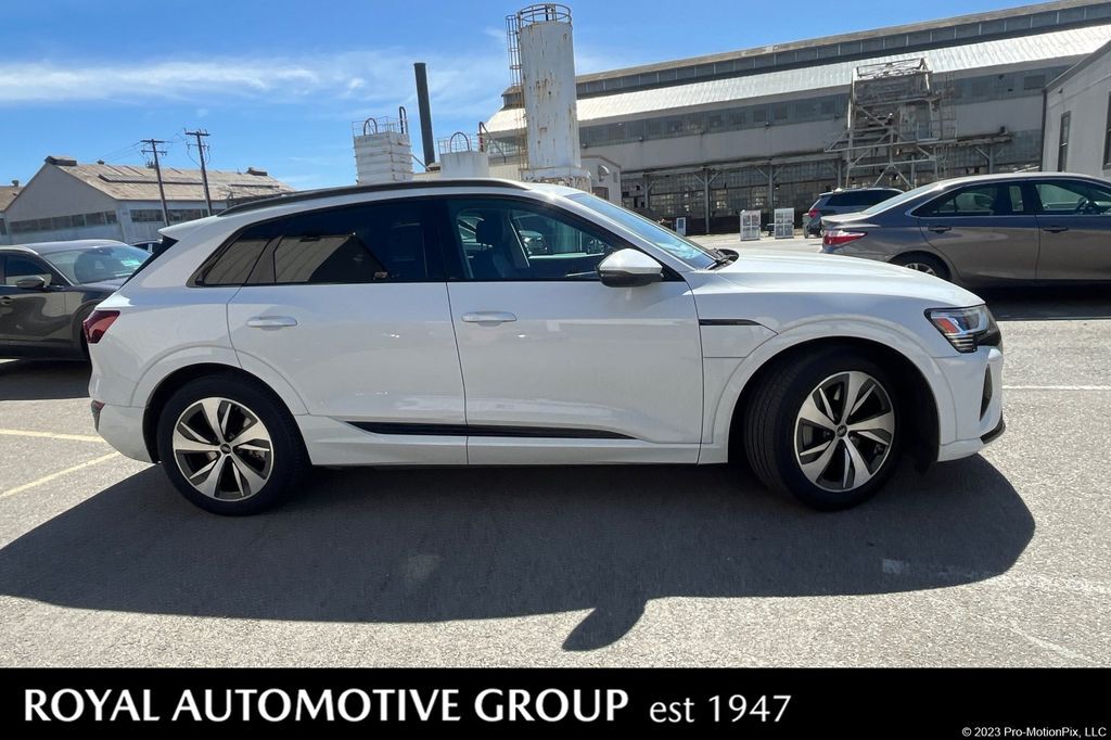2024 AUDI Q8