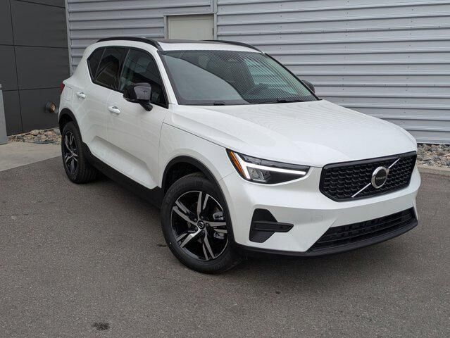 2026 VOLVO XC40