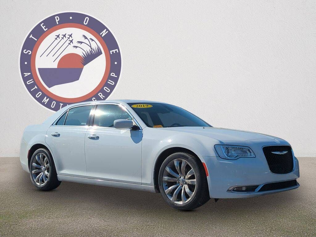 2019 CHRYSLER 300