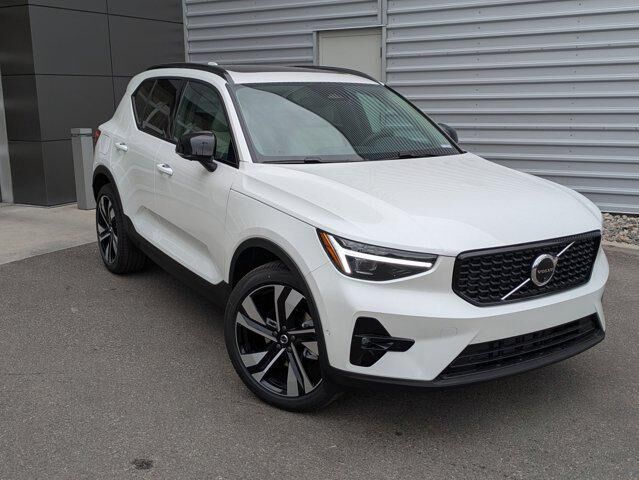 2026 VOLVO XC40