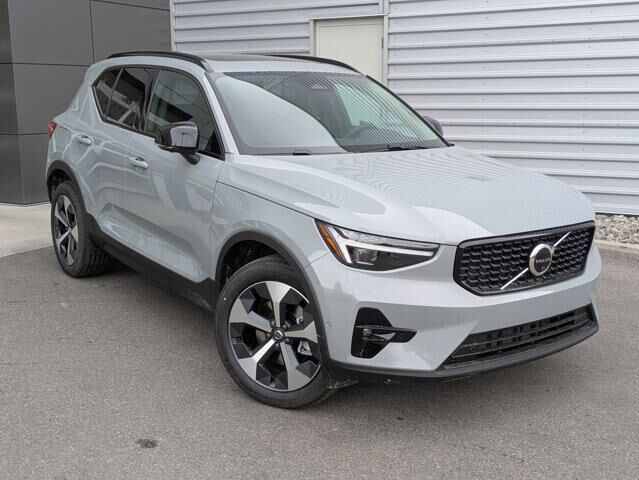 2026 VOLVO XC40