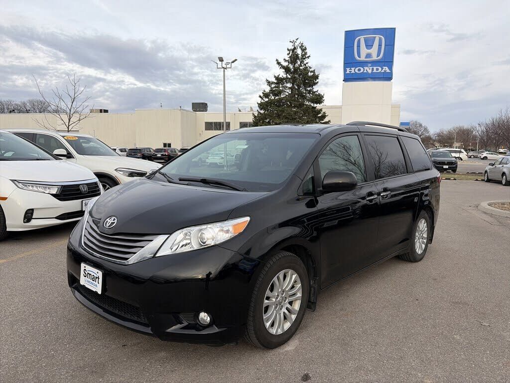 2017 TOYOTA Sienna