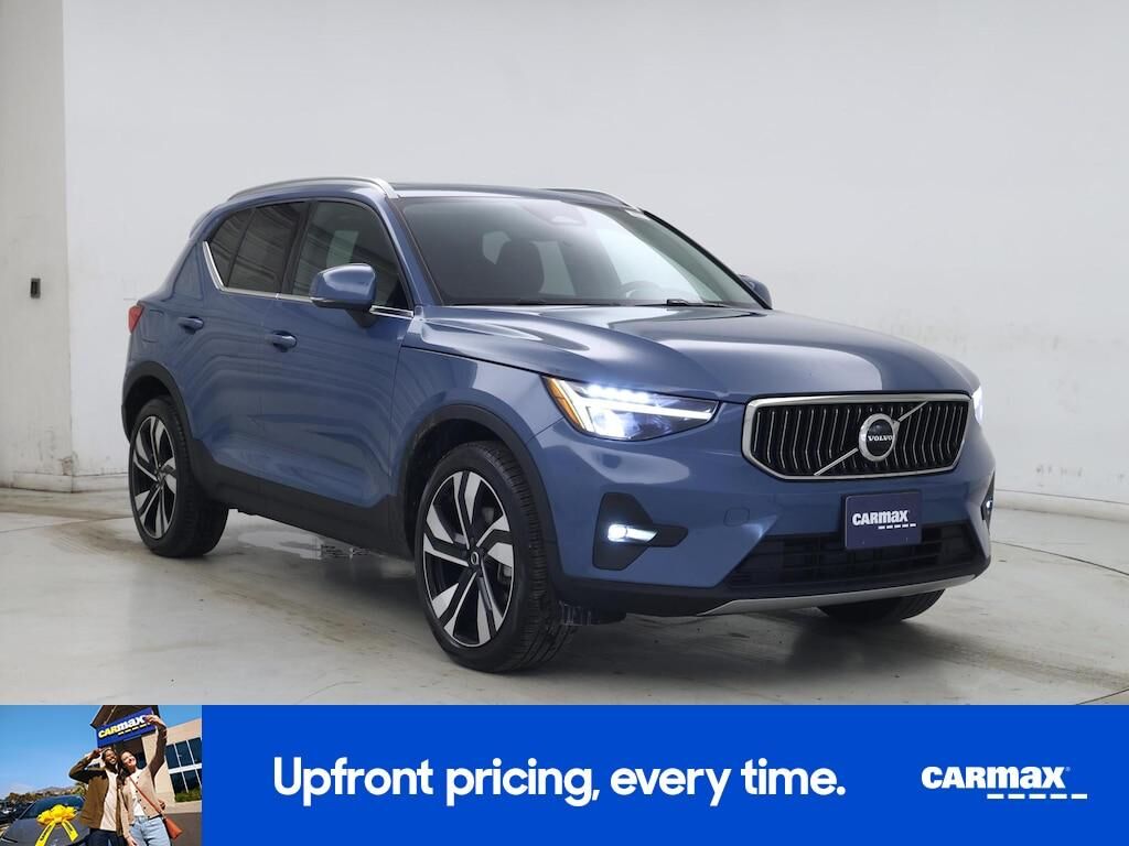 2023 VOLVO XC40
