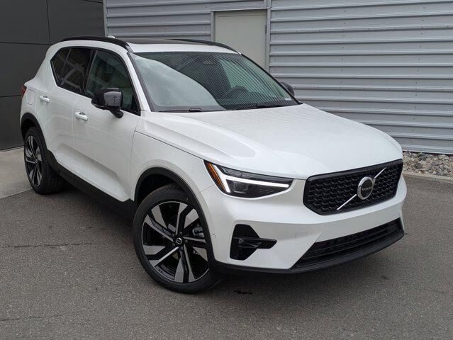2026 VOLVO XC40