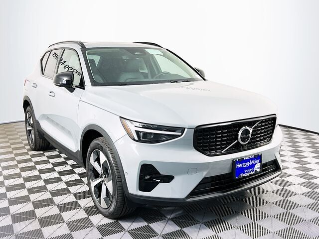 2026 VOLVO XC40