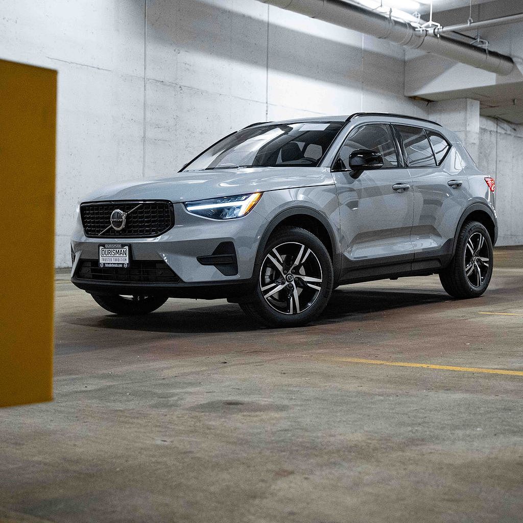 2026 VOLVO XC40