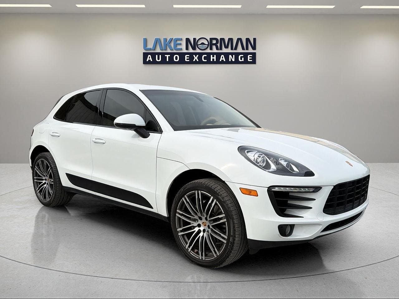 2016 PORSCHE Macan