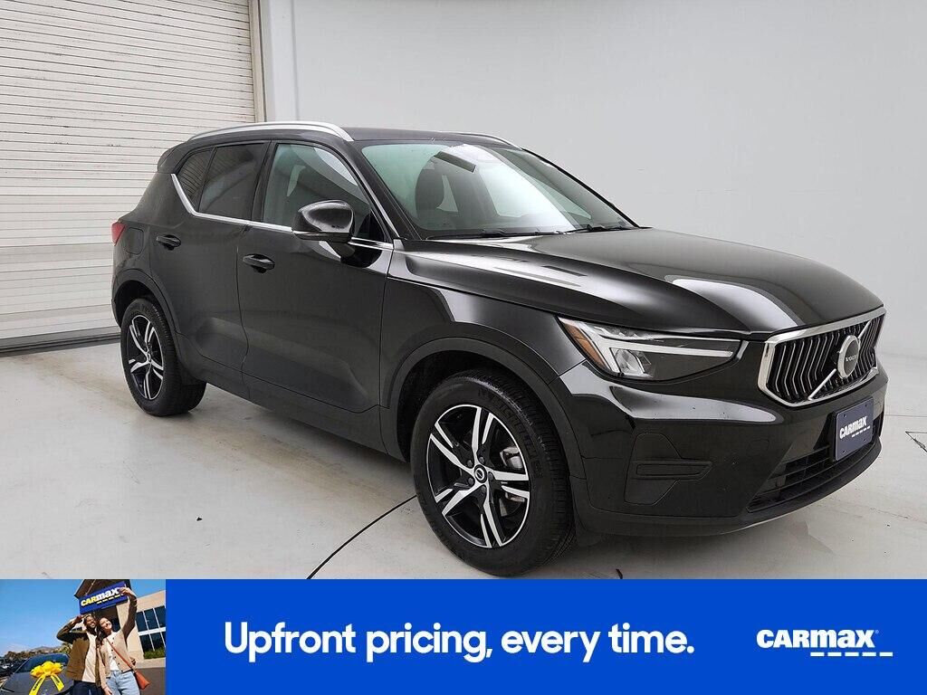 2025 VOLVO XC40