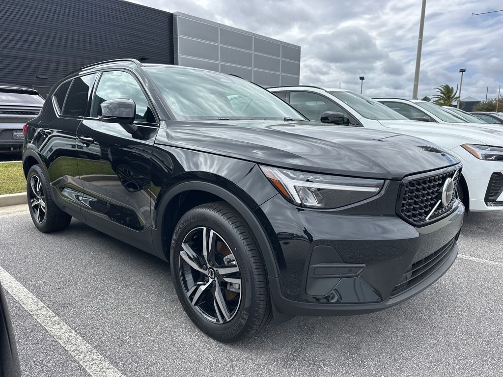 2026 VOLVO XC40