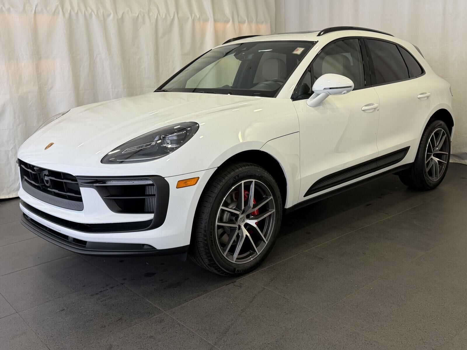 2026 PORSCHE Macan
