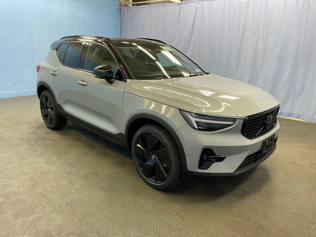 2026 VOLVO XC40