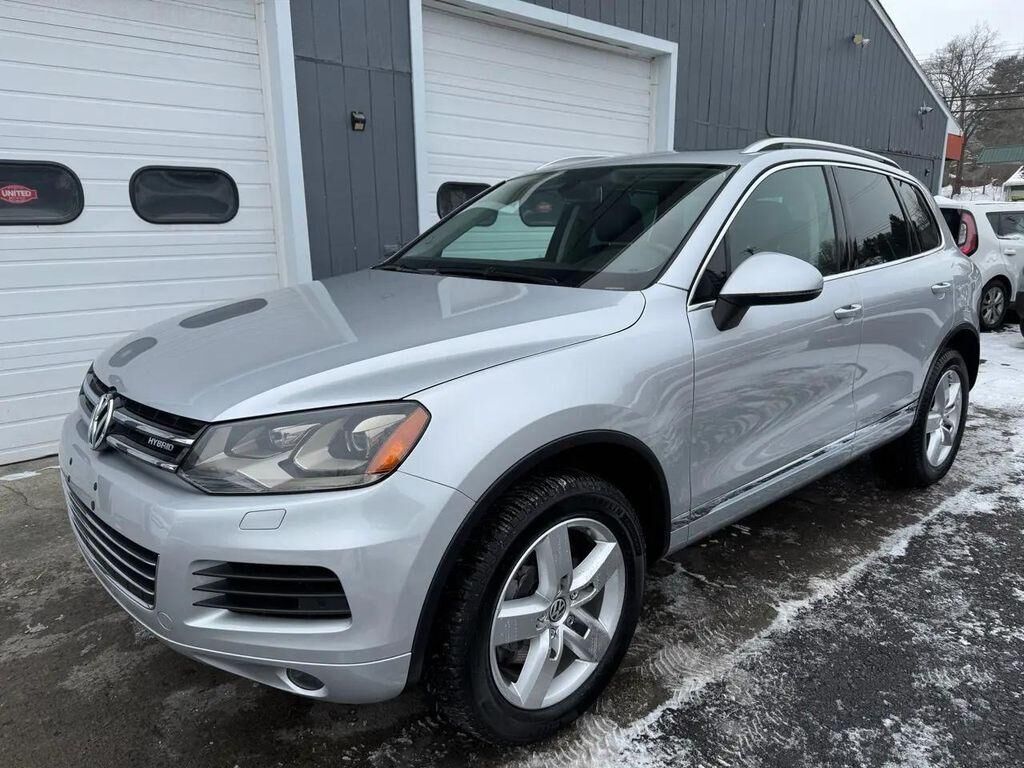 2011 VOLKSWAGEN Touareg