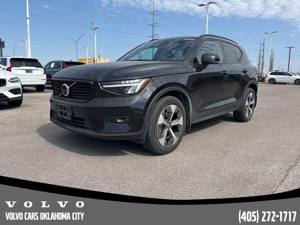 2023 VOLVO XC40
