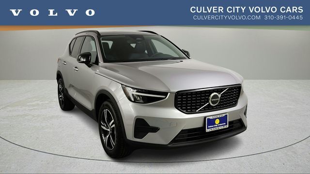 2026 VOLVO XC40