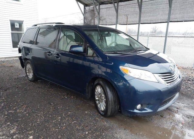 2011 TOYOTA Sienna