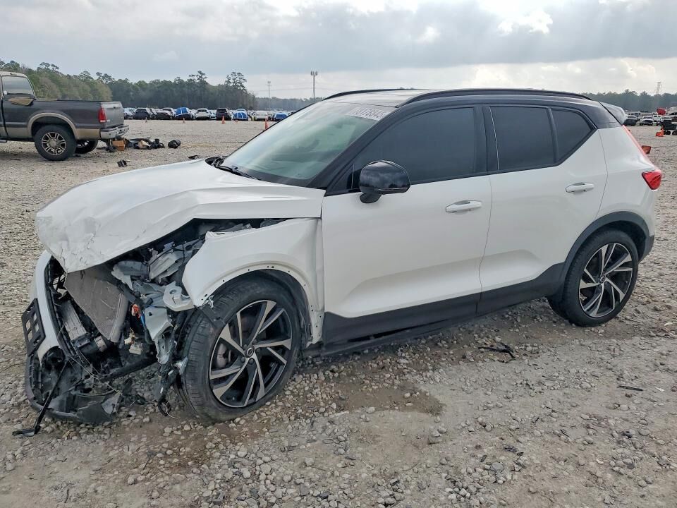 2021 VOLVO XC40