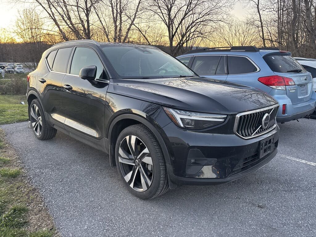 2024 VOLVO XC40