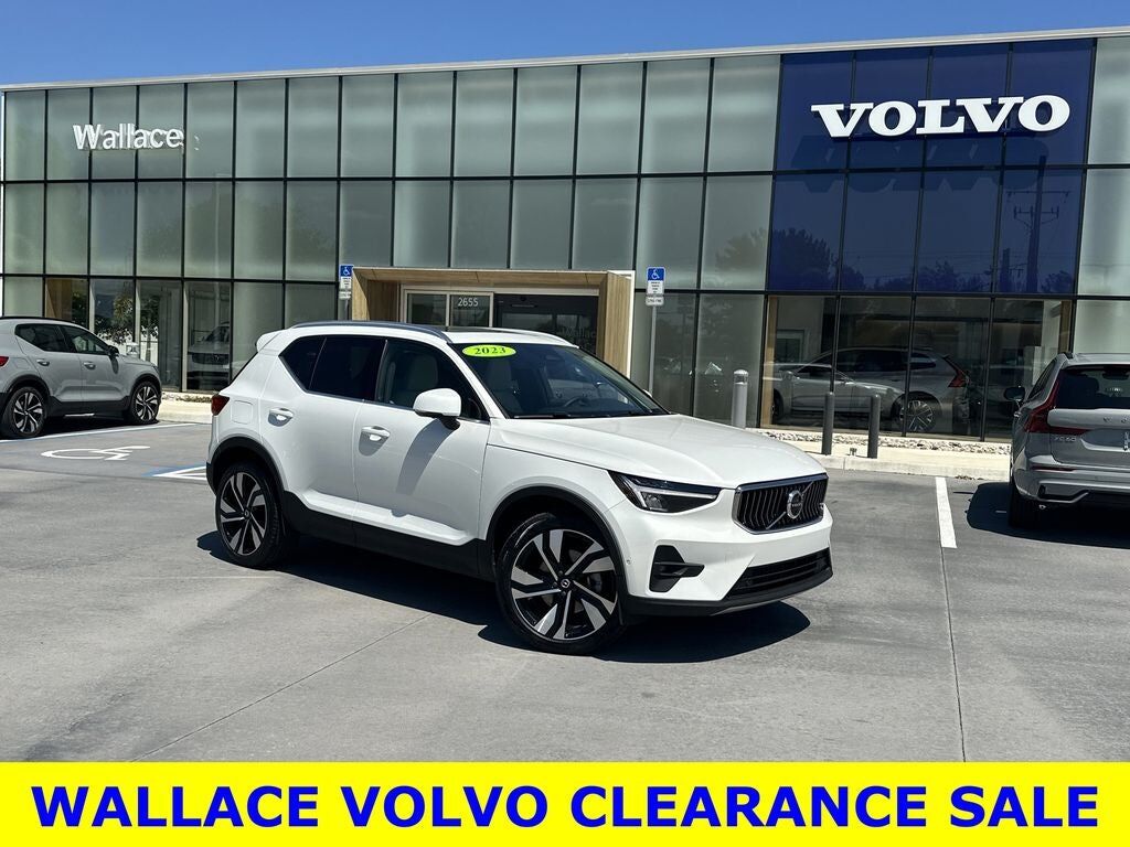2023 VOLVO XC40