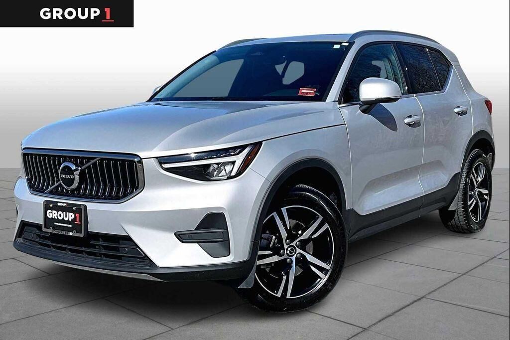 2025 VOLVO XC40