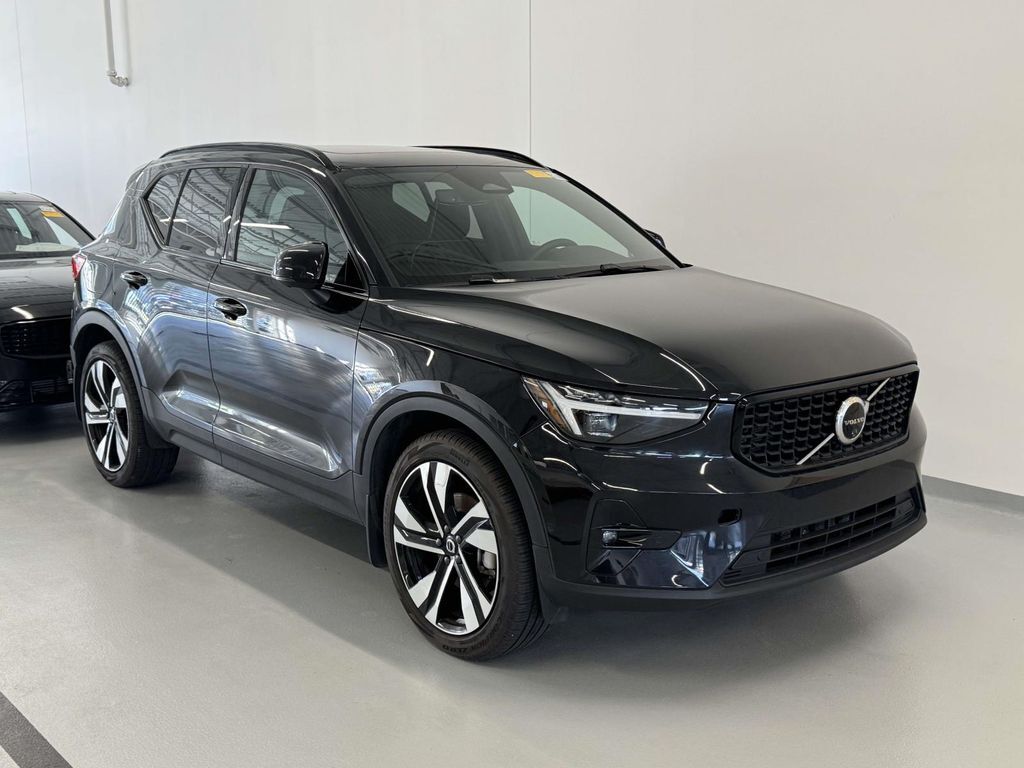 2024 VOLVO XC40