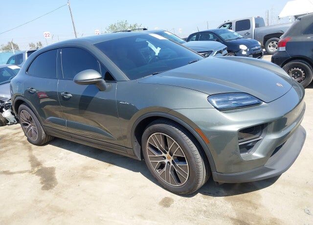2025 PORSCHE Macan