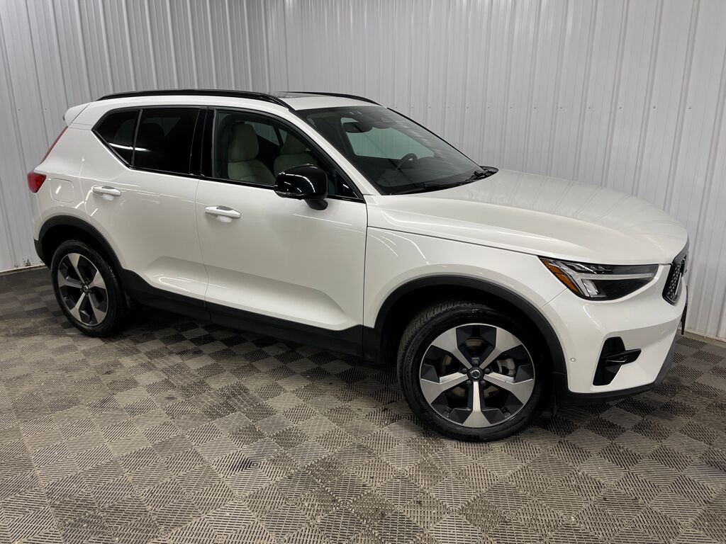 2023 VOLVO XC40