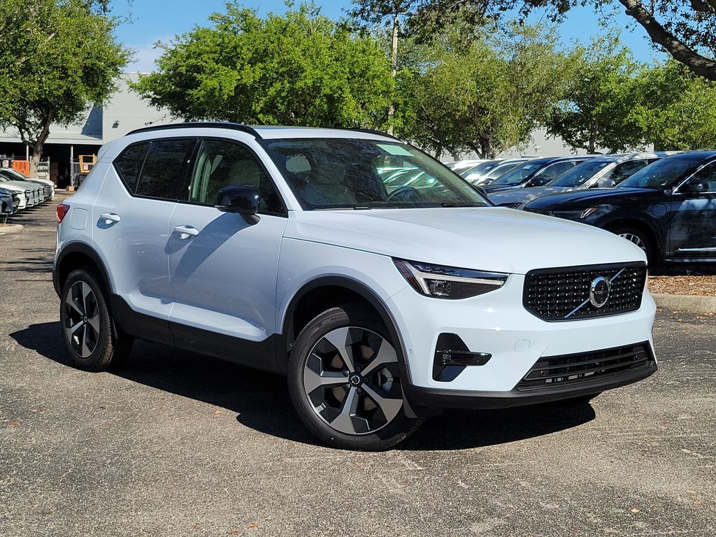 2026 VOLVO XC40