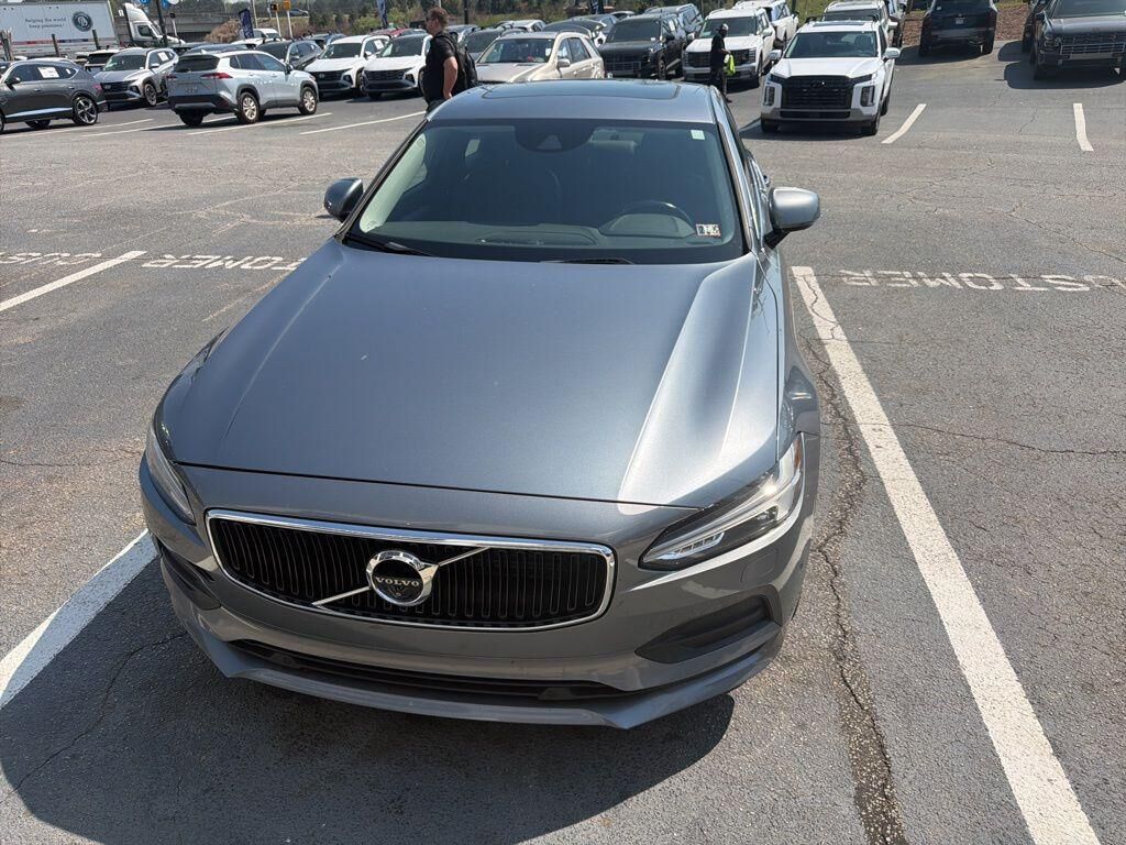 2017 VOLVO S90
