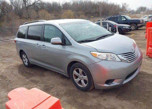 2017 TOYOTA Sienna