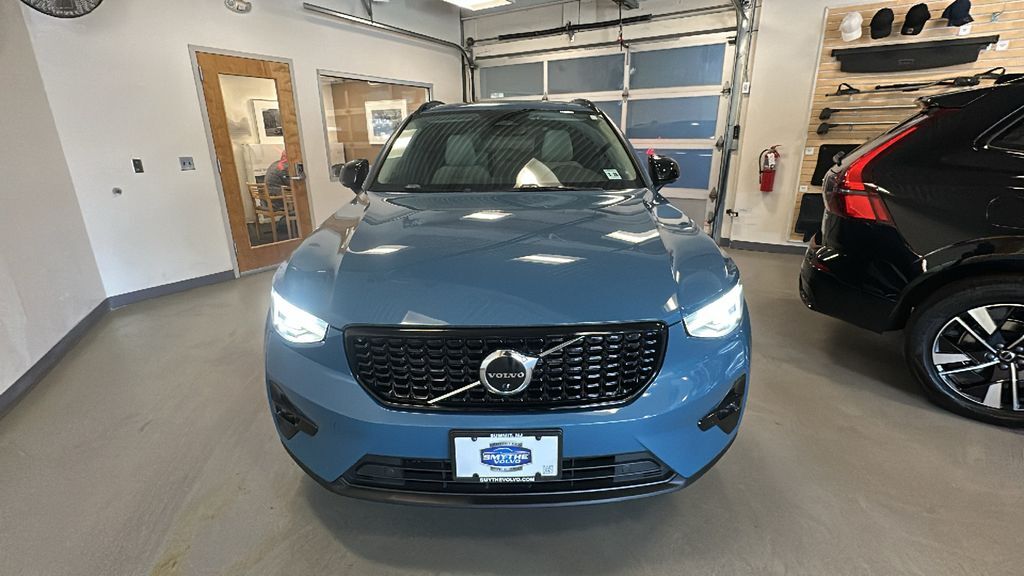 2023 VOLVO XC40