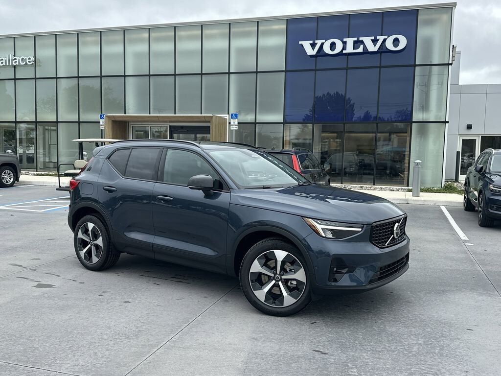 2026 VOLVO XC40