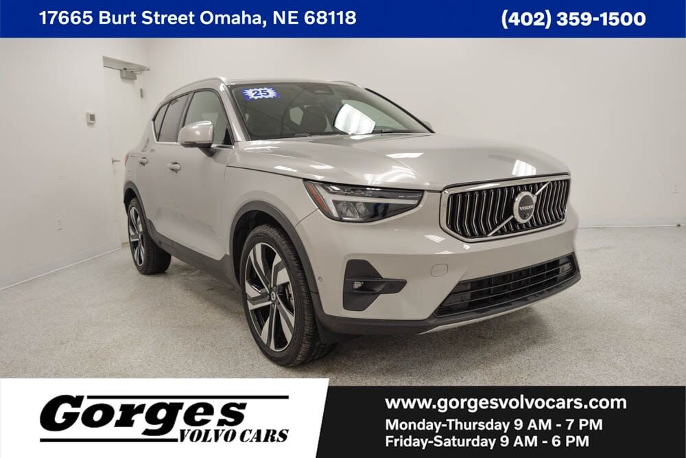 2025 VOLVO XC40