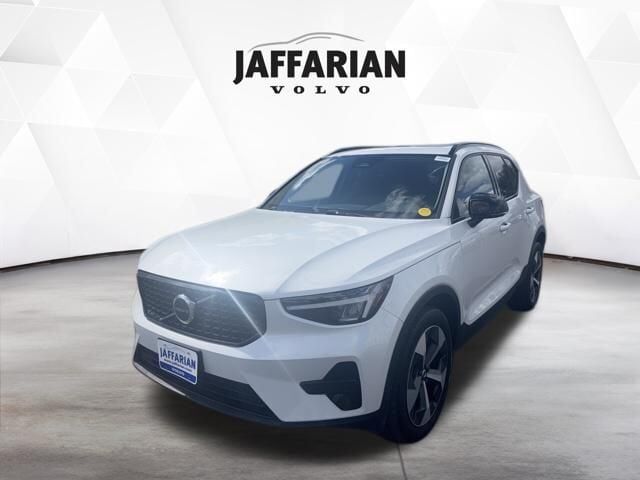 2024 VOLVO XC40