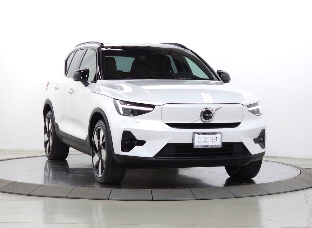 2023 VOLVO XC40