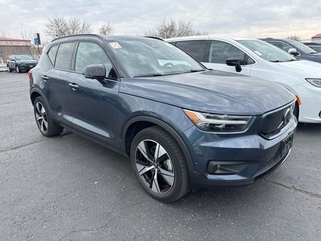 2022 VOLVO XC40