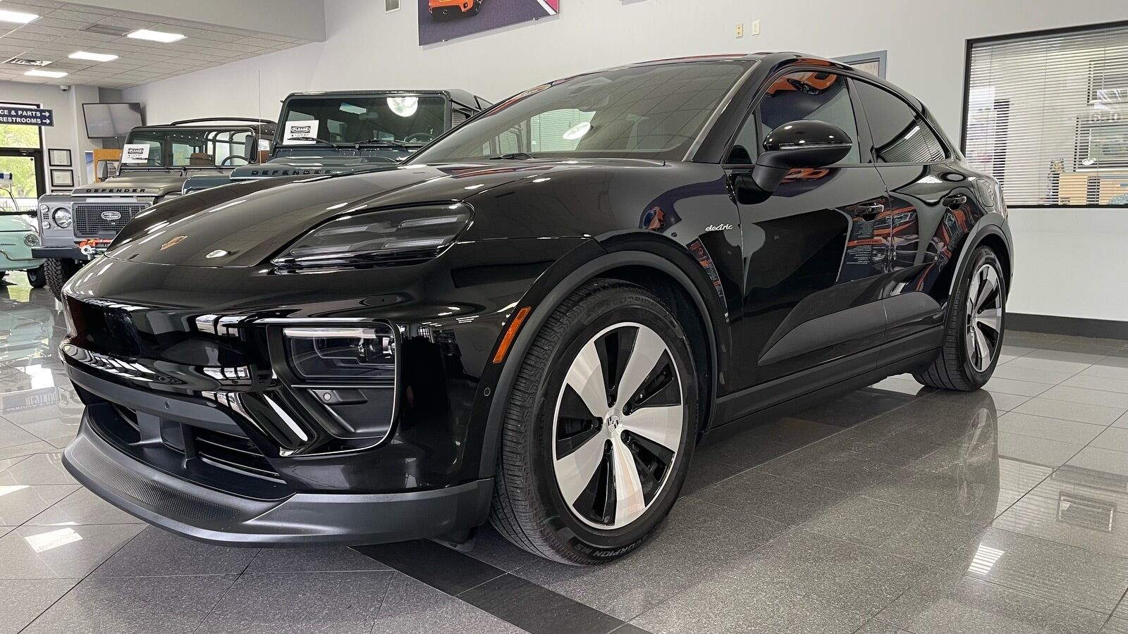 2025 PORSCHE Macan