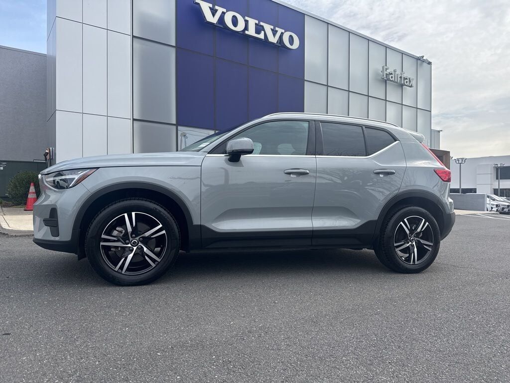 2025 VOLVO XC40