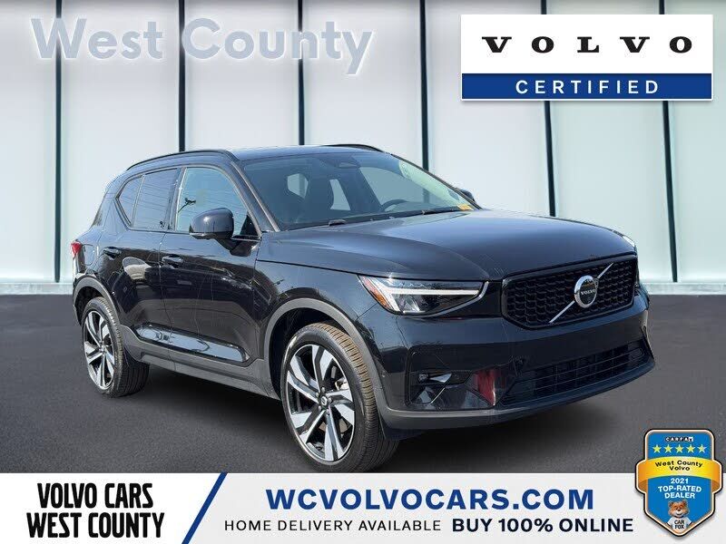 2025 VOLVO XC40