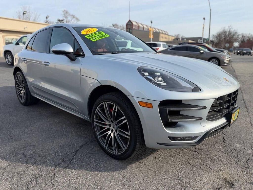 2017 PORSCHE Macan