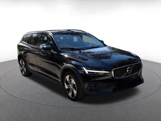2025 VOLVO V60CC