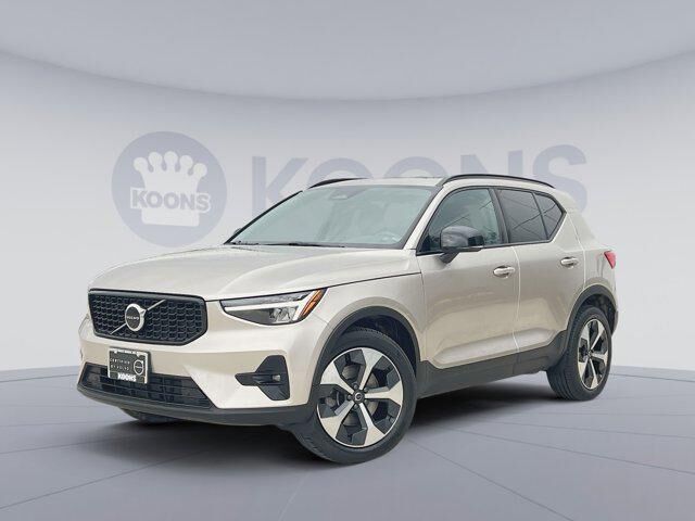 2023 VOLVO XC40