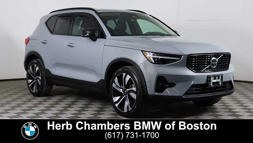2024 VOLVO XC40