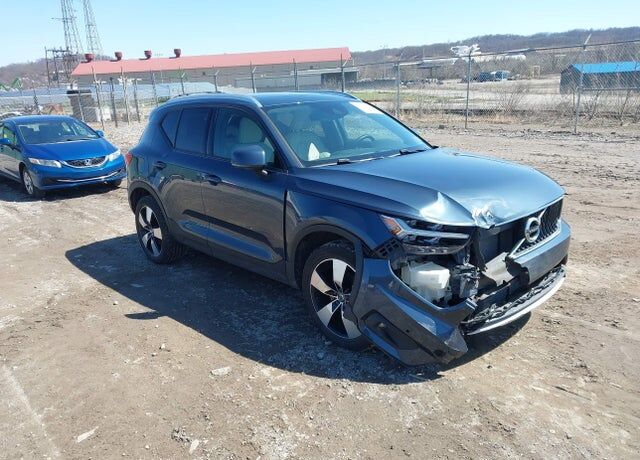 2021 VOLVO XC40