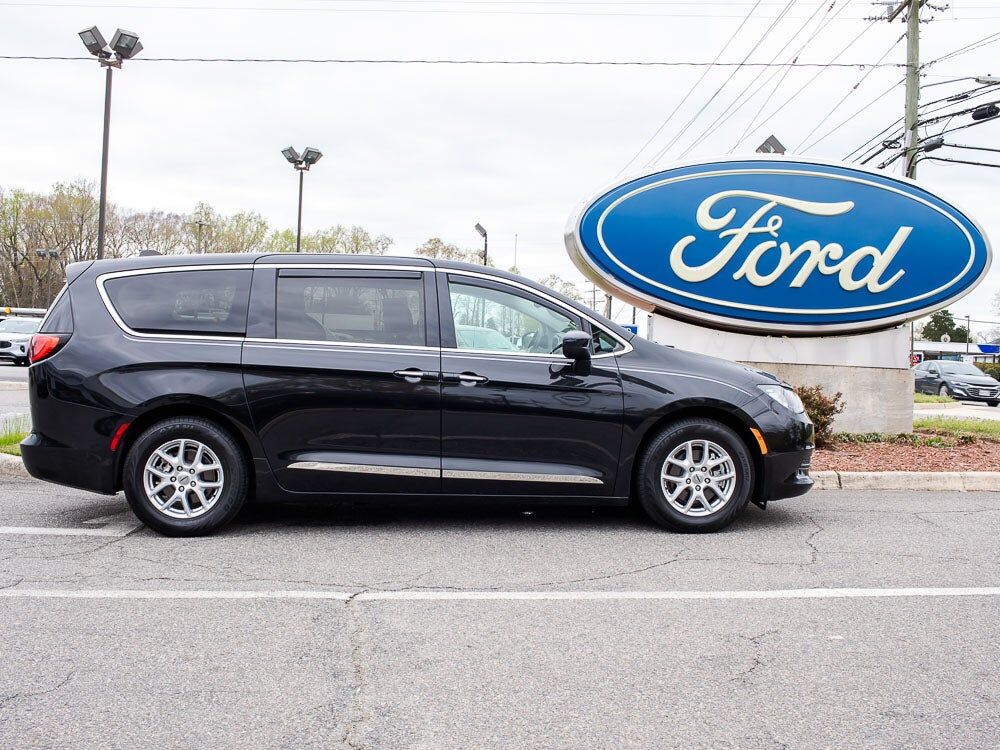 2023 CHRYSLER Voyager