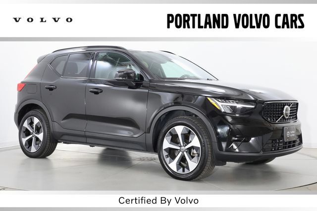 2025 VOLVO XC40