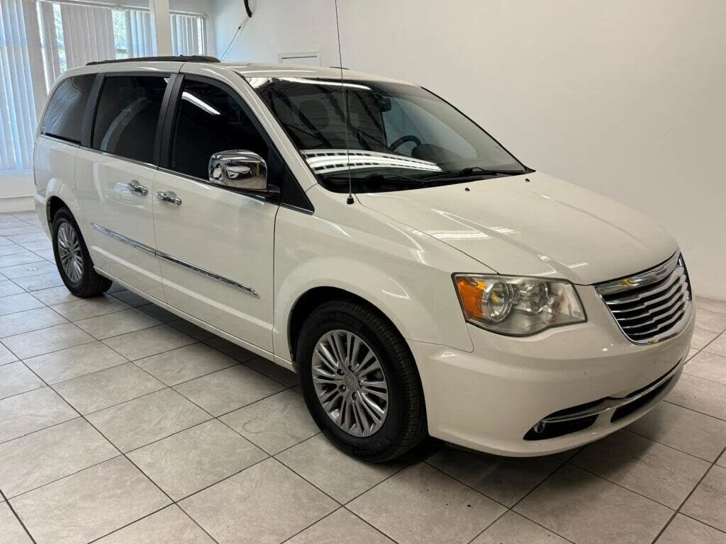 2013 CHRYSLER Town and Country